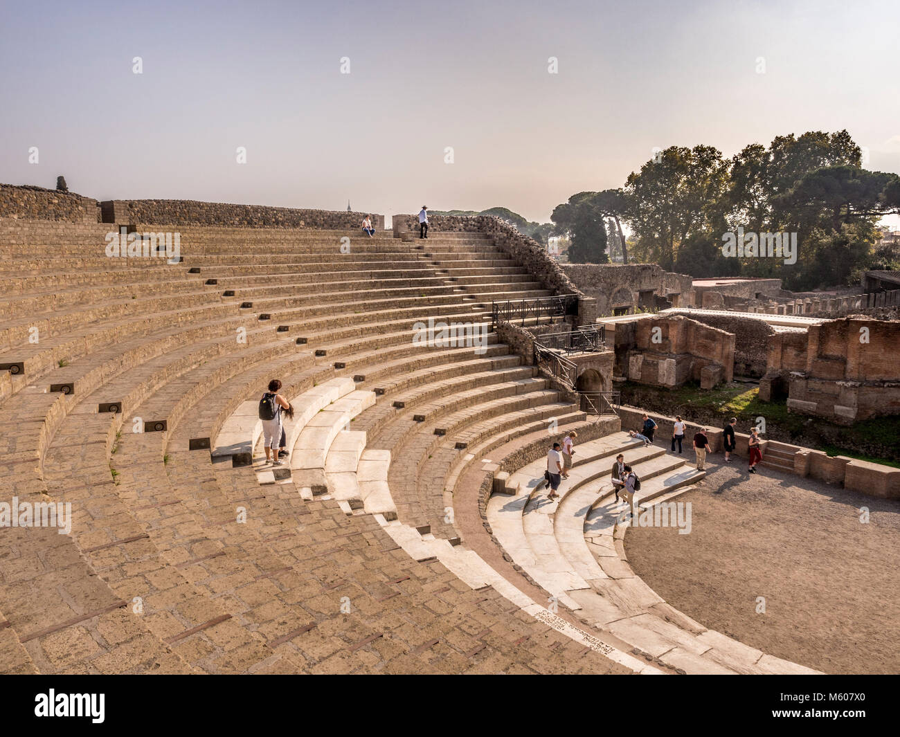 Le cavae, area salotto del pubblico nelle rovine del grande Teatro, Pompei, Italia. Foto Stock