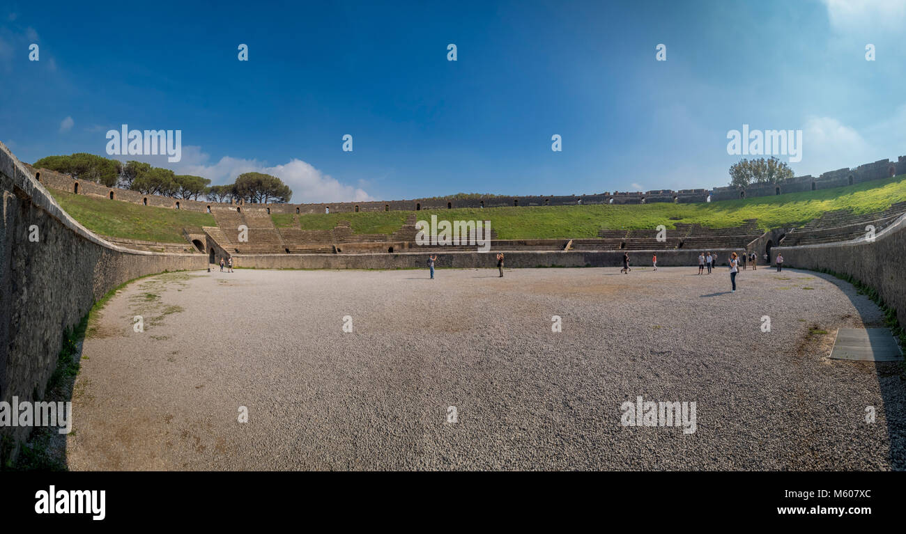 Ampia vista dell'Anfiteatro di Pompei. Il più antico anfiteatro romano sopravvissuto. Italia Foto Stock