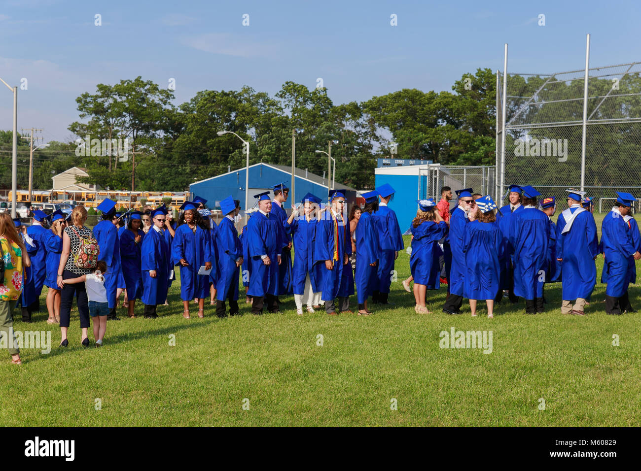 Giugno 17 Sayrevielle NJ USA: istruzione, graduazione e concetto di persone - gruppo di felice gli studenti internazionali in mortaio e schede di corso di laurea gli abiti con Foto Stock