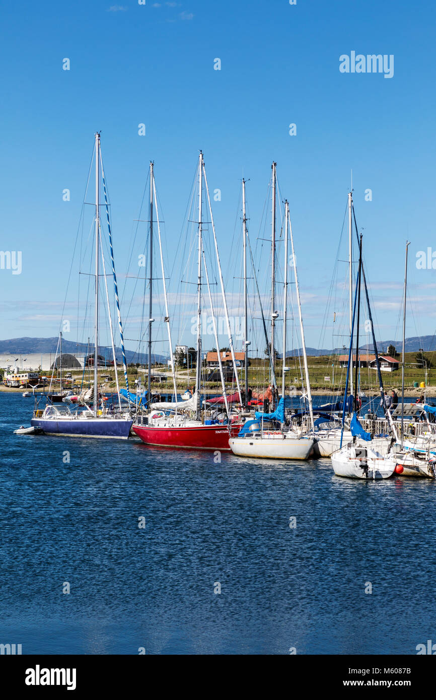 Barche a vela al dock e spedizione in porto di Ushuaia, Argentina Foto Stock