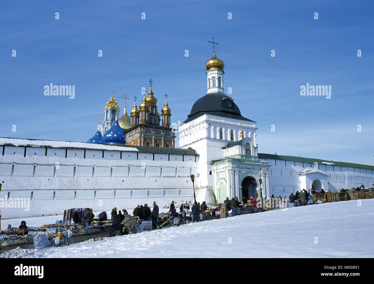 Lavra della Trinità di San Sergio parete e di gate con il mercato delle pulci di fronte ad esso. Sergiyev Posad, Russia Foto Stock