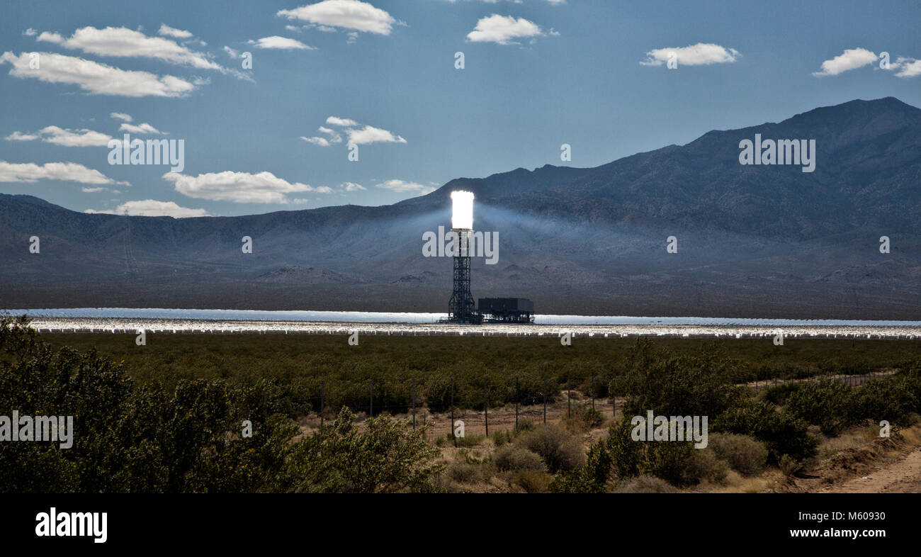 Viste di Ivanpah Solar Power Facility in Nevada Foto Stock