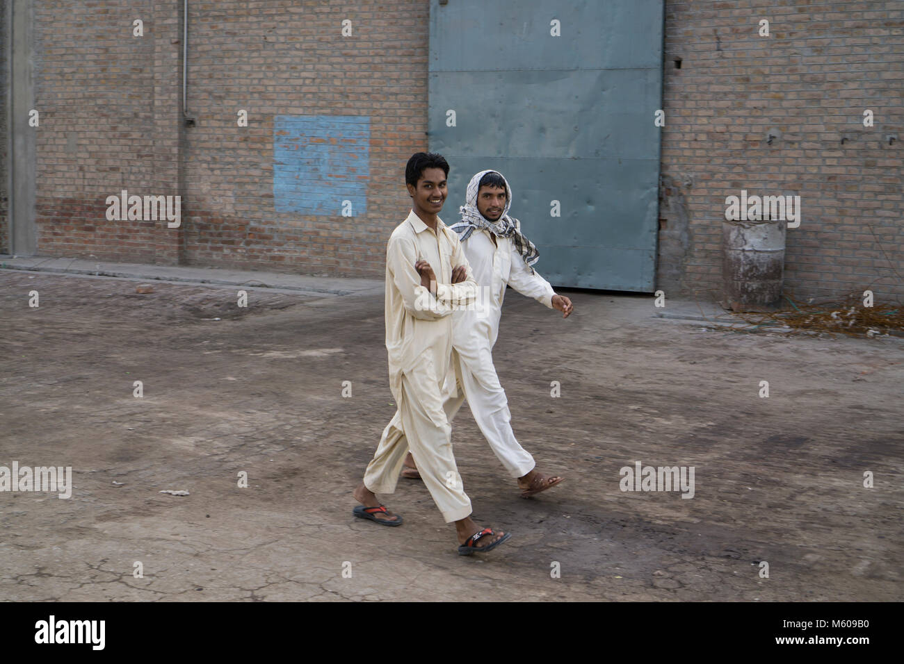 Due uomini pakistani a piedi in strada Multan Punjab Pakistan Foto Stock