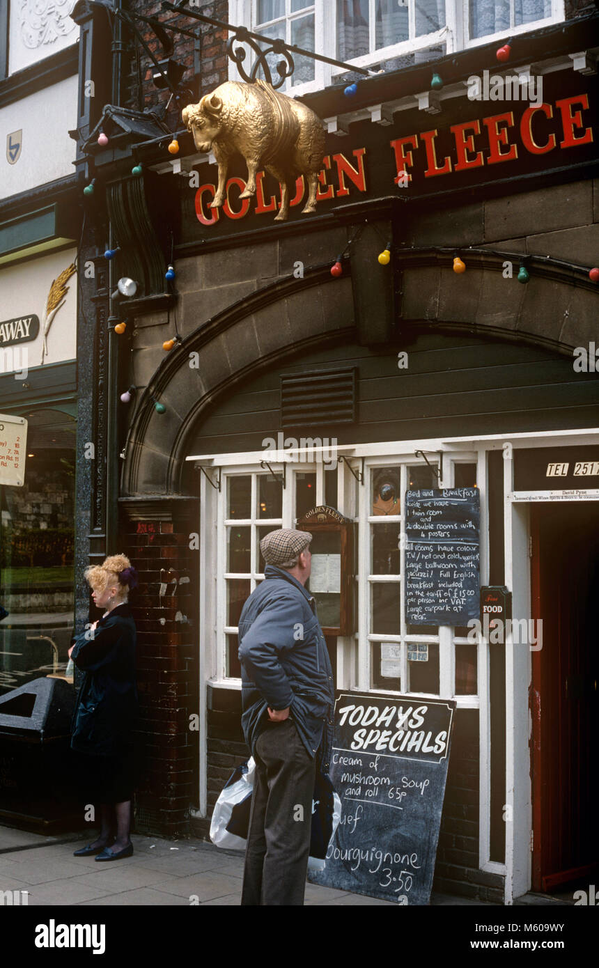 Regno Unito, Inghilterra, Yorkshire, York, 16 marciapiede, il Vello d'Oro, pendenti sheep pub nel segno degli anni novanta Foto Stock