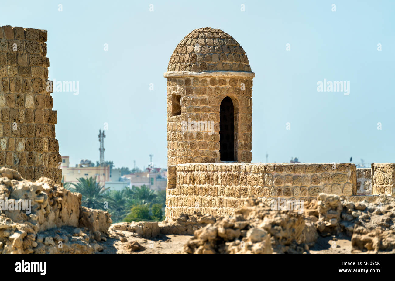 Torre di guardia presso il Bahrain Fort. Un sito Patrimonio Mondiale dell'UNESCO Foto Stock