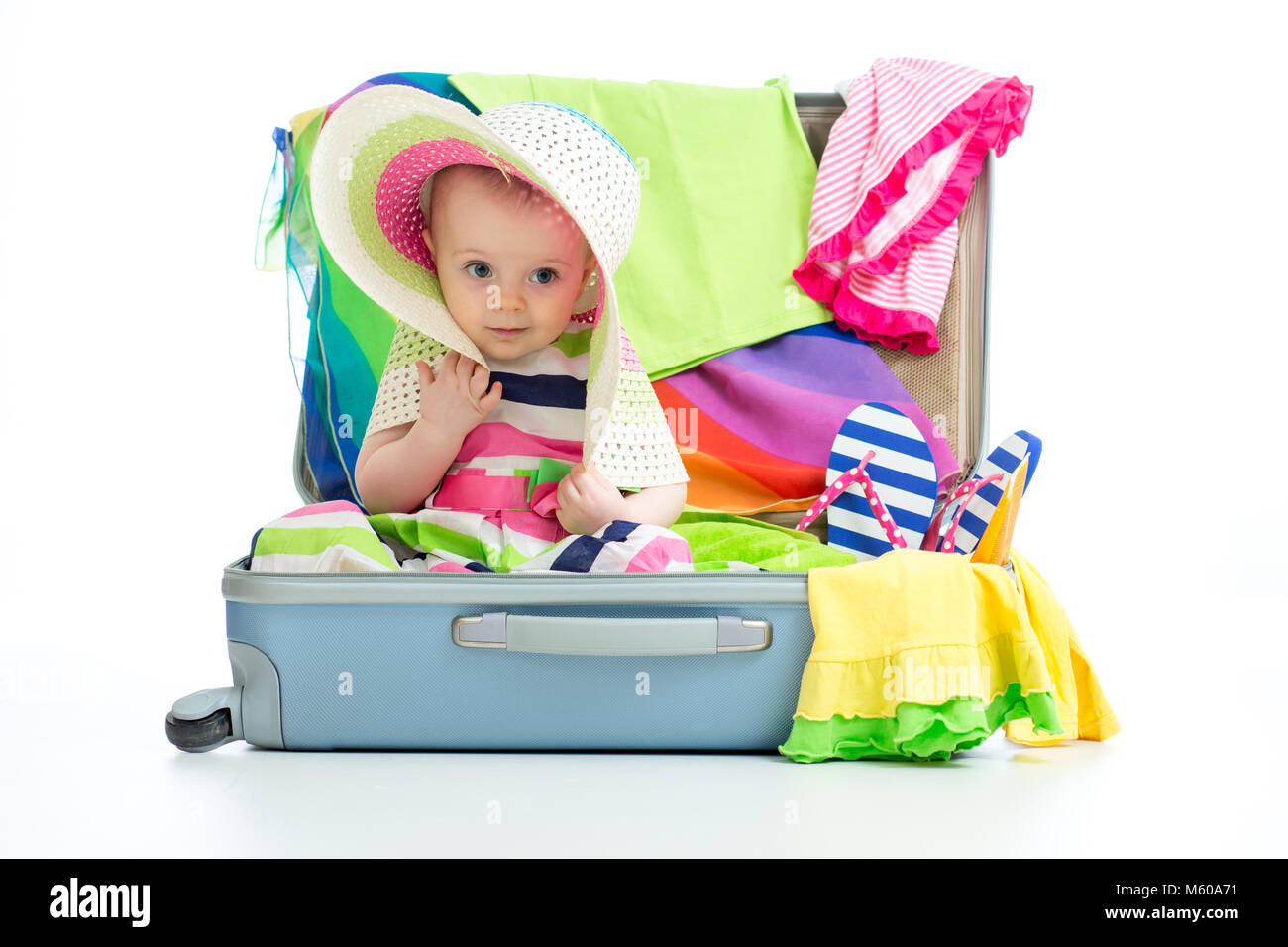 Baby ragazza seduta in linea con le cose per vacanze viaggi isolato Foto Stock