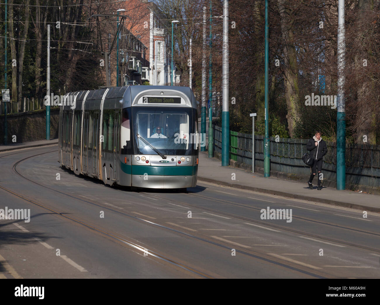 Nottingham Express transit Bombardier Incentro tram 213 Maria Potter che corre lungo Waverley Street, Nottingham Foto Stock