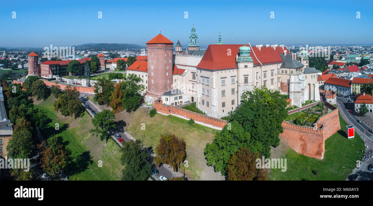 Cracovia in Polonia. Storico castello reale di Wawel con mura fortificate, giardino e alberi. Panorama dell'antenna. Mattina d'estate. Foto Stock