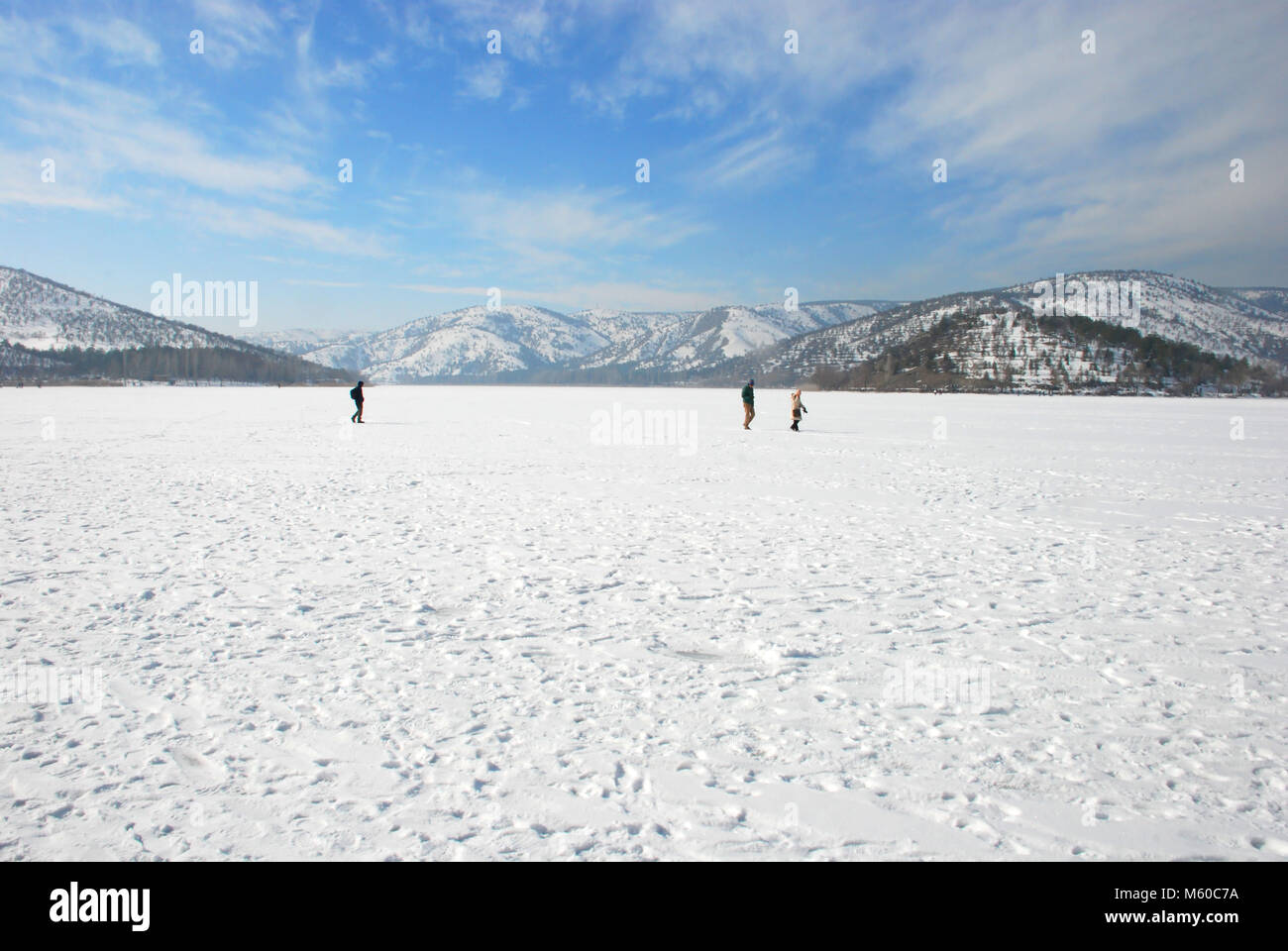 La gente che camminava sul congelati Eymir Lake ad Ankara, Turchia Foto Stock