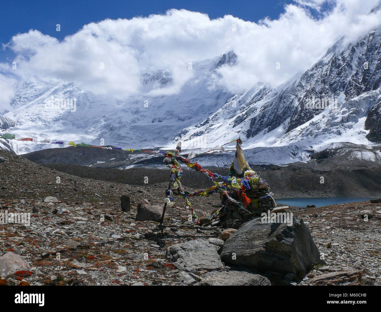 Bandiere di preghiera in Himalaya, bellissime montagne innevate intorno al lago Tilicho Foto Stock