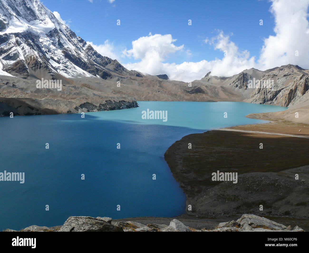 La Tilicho lake e Tilicho peak, bella Snow capped Himalaya e il lago più alto per la sua dimensione nel mondo Foto Stock