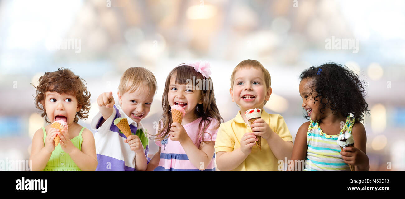 Gruppo di bambini a mangiare il gelato in un party in cafe Foto Stock