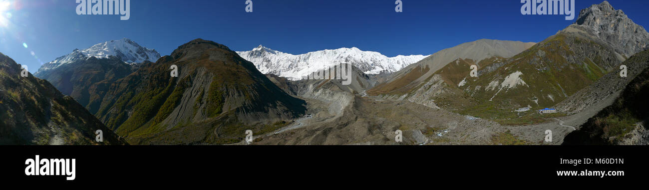 Il bellissimo panorama di Snow capped Himalaya da Tilicho base Camp, Circuito di Annapurna in Nepal Foto Stock