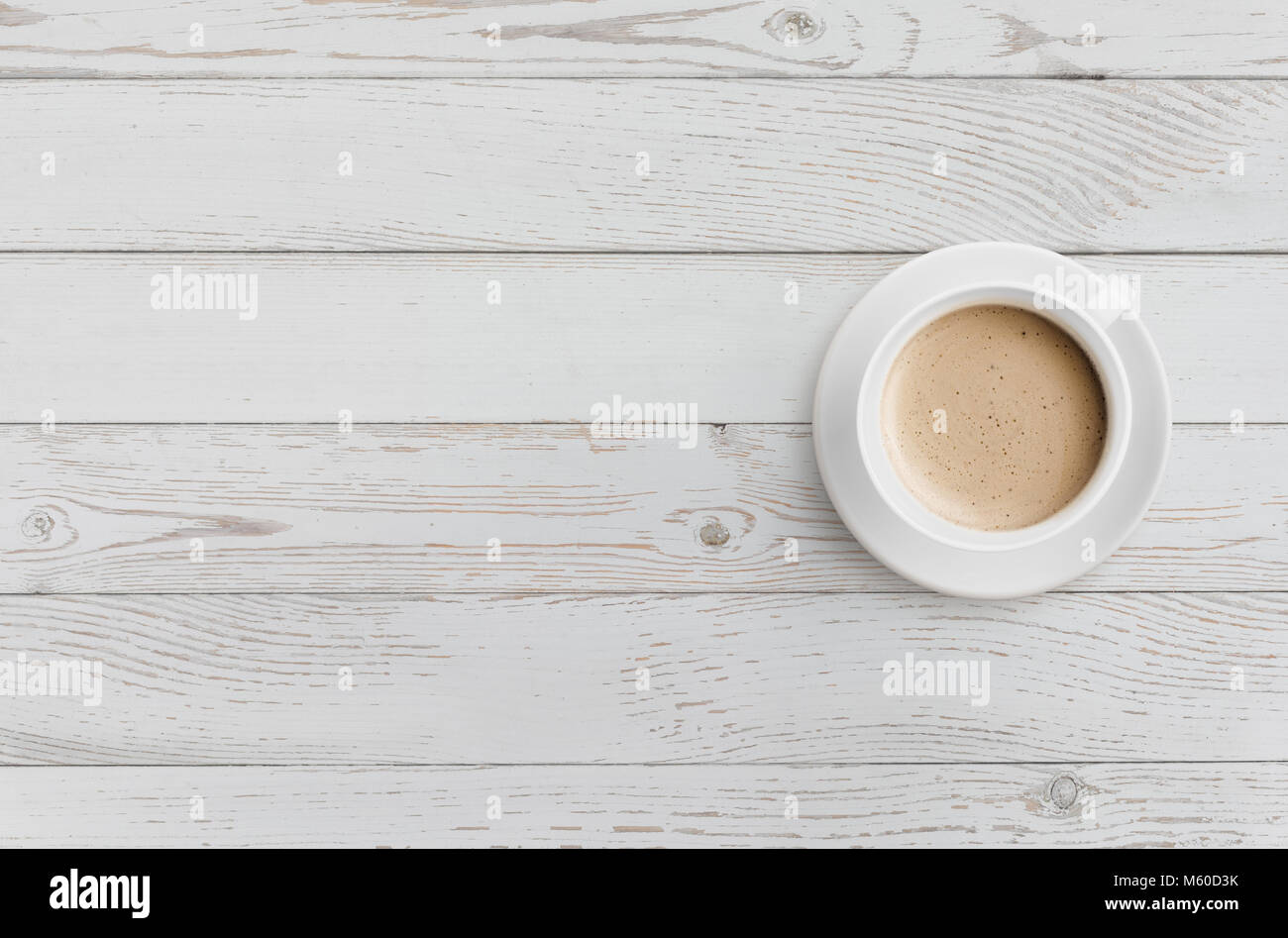 Tazza da caffè su bianco tavolo in legno vista superiore Foto Stock