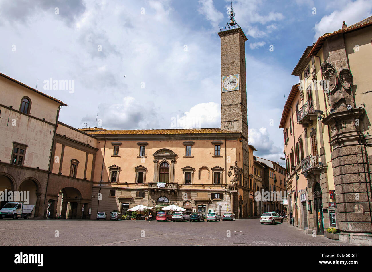 Viterbo, Italia - 20 maggio 2013. Vista della piazza con i suoi antichi edifici e torre campanaria nel centro della città di Viterbo, una ridente cittadina a nord di Roma. Foto Stock