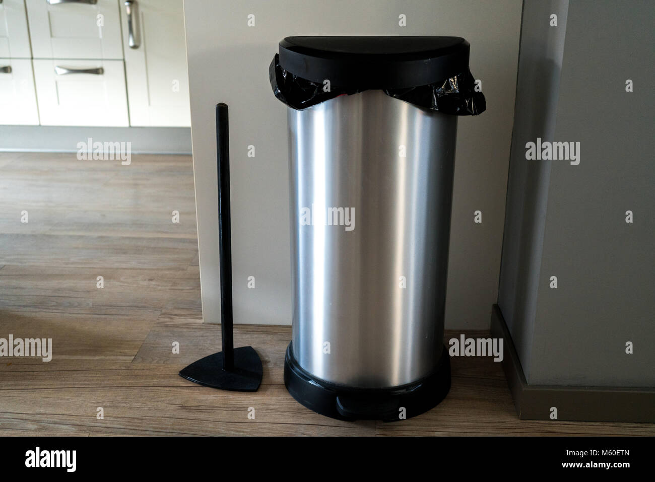 Cestino'em prototipo accanto a Bin in ambienti interni Foto Stock