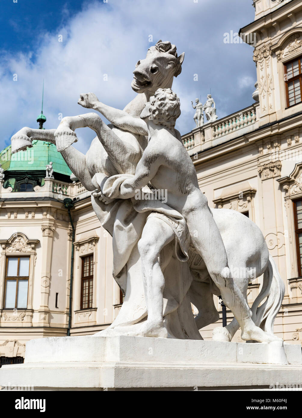 Statua di un uomo tiene un cavallo, Superiore Palazzo Belvedere, Wien, Vienna, Austria. Foto Stock