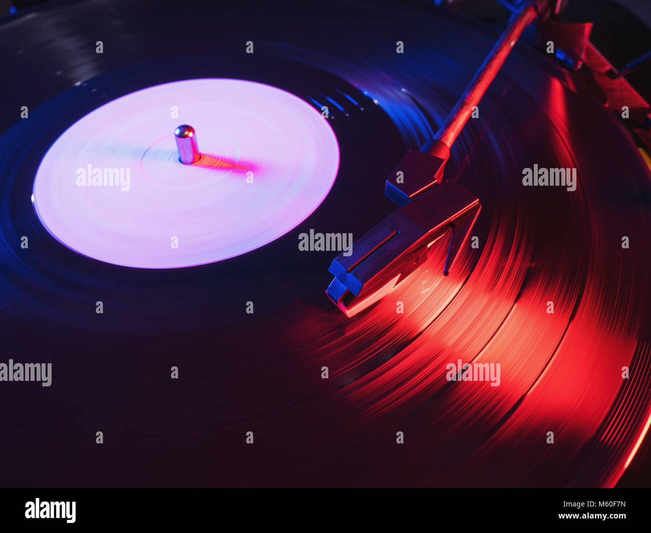 Fono capsula o testa di lettura di un giradischi LP filatura. Chiusura del giradischi stilo vinile andando verso il basso. Riproduzione di inizio di un nero 33 rpm reco Foto Stock