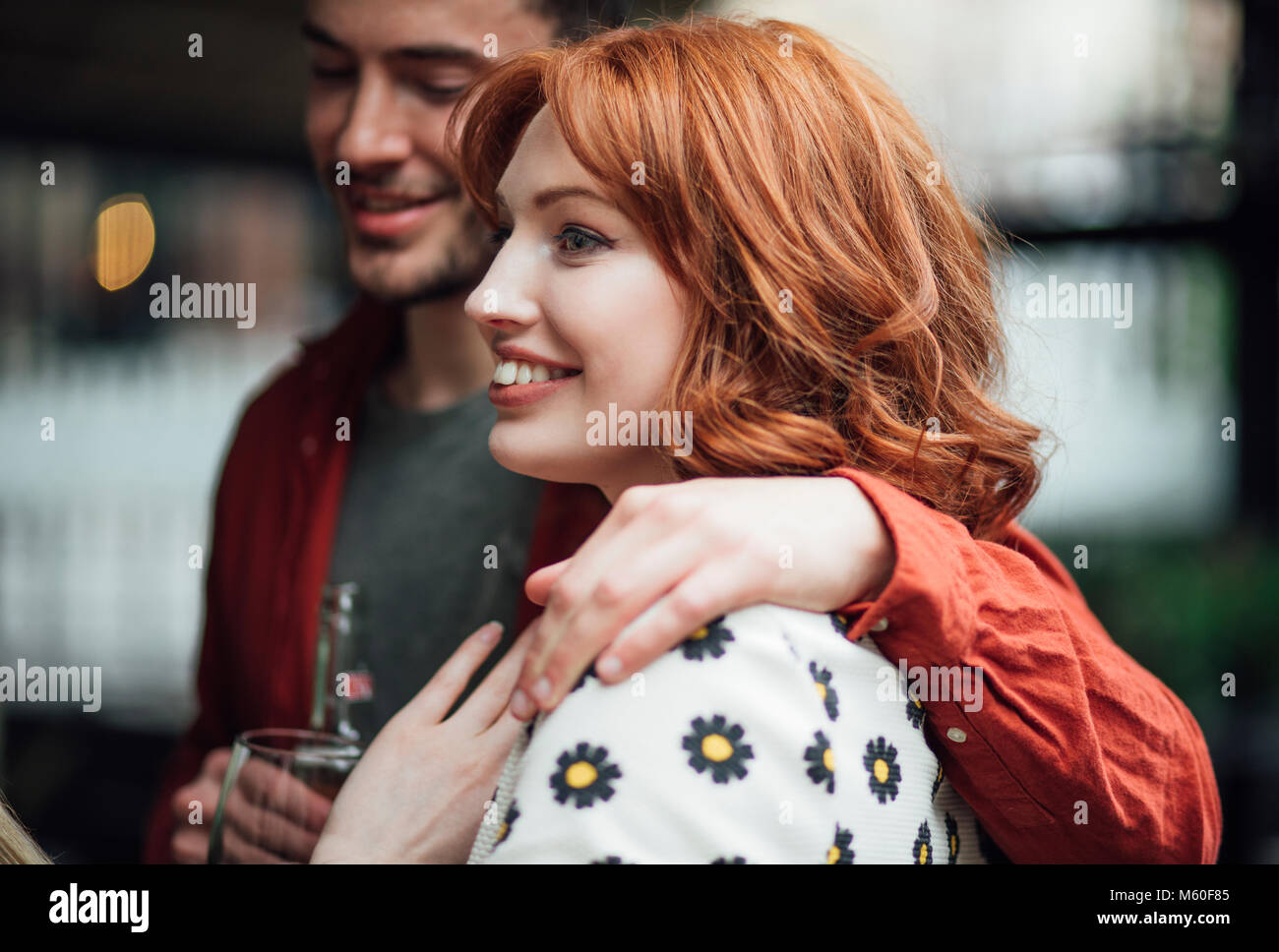 Immagine ravvicinata di un millenario giovane parlando a un evento sociale. Foto Stock