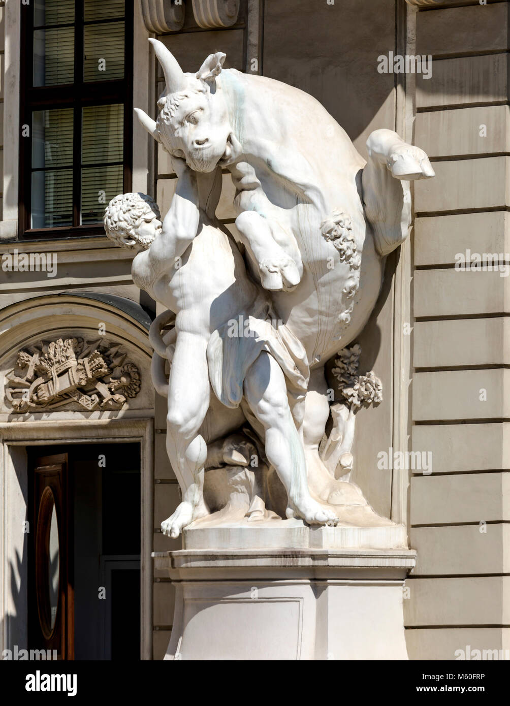 Statua di Ercole e il Toro Cretese di Lorenzo Matielli, il Palazzo di Hofburg, Wien, Vienna, Austria Foto Stock