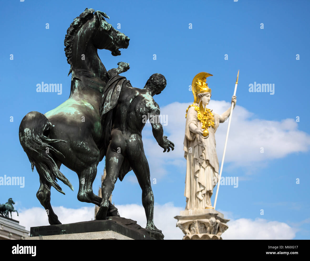 Il domatore di cavalli e di Pallade Atena sculture al di fuori del Parlamento austriaco edificio, Ringstrasse di Vienna, Austria. Foto Stock