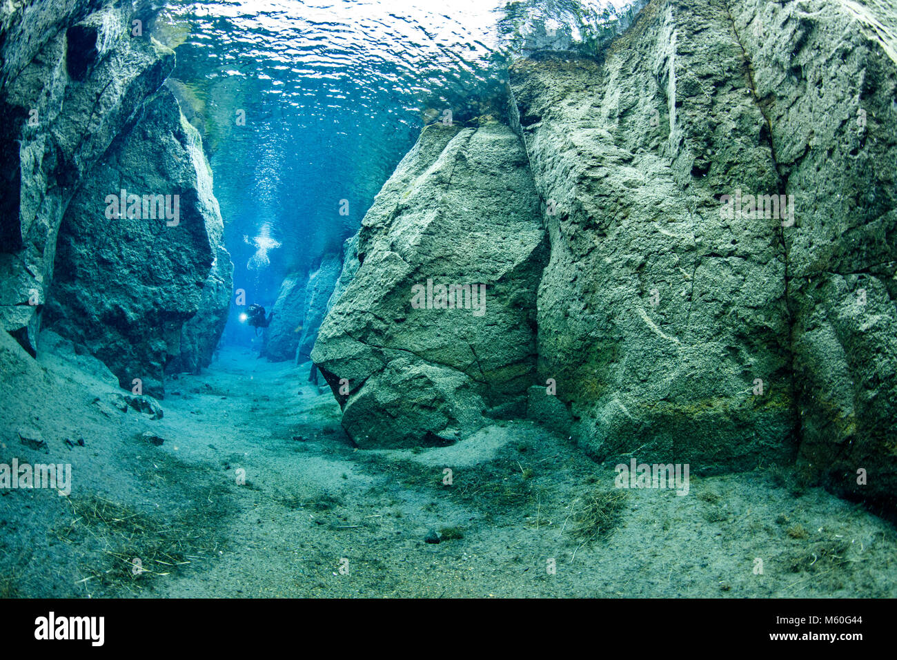 Scuba diving in vulcanica Nesgja Crack, Asbyrgi National Park, Islanda Foto Stock