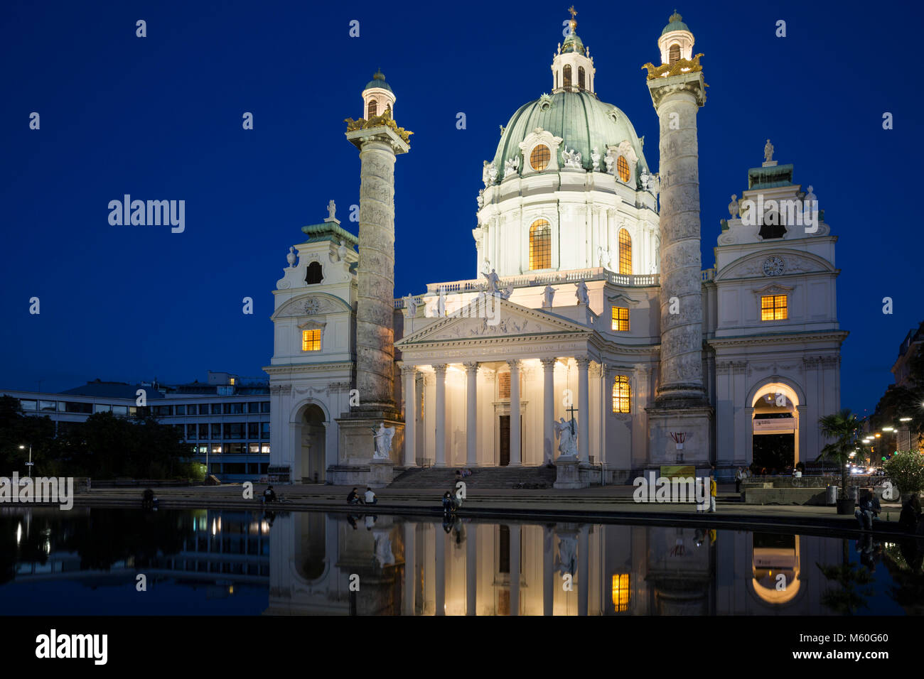 Karlskirche (St. Carlo, la Chiesa) illuminato, Karlsplatz, Vienna, Austria. Foto Stock