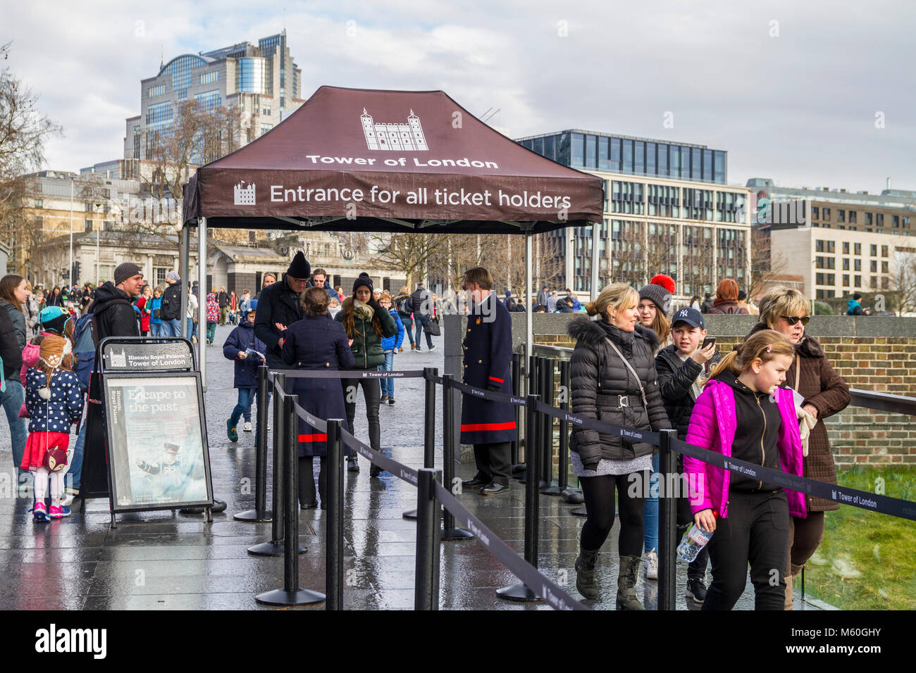 I turisti acquistano i biglietti, visitando la Torre di Londra, top London attrazioni turistiche, REGNO UNITO Foto Stock