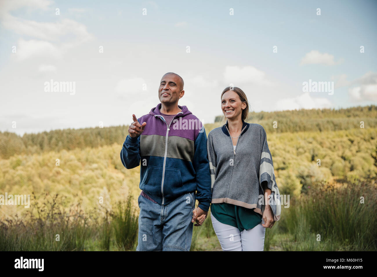 Il marito e la moglie a fare una passeggiata in campagna, avente una discussione. Foto Stock