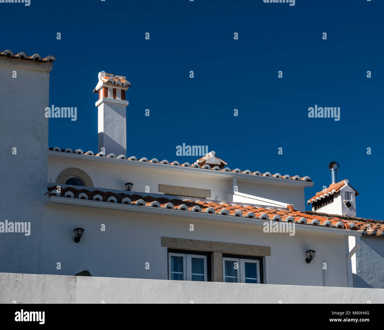 Dettaglio del bordo del tradizionale rosso tetto di tegole, Marvao, Alentejo, Portogallo Foto Stock