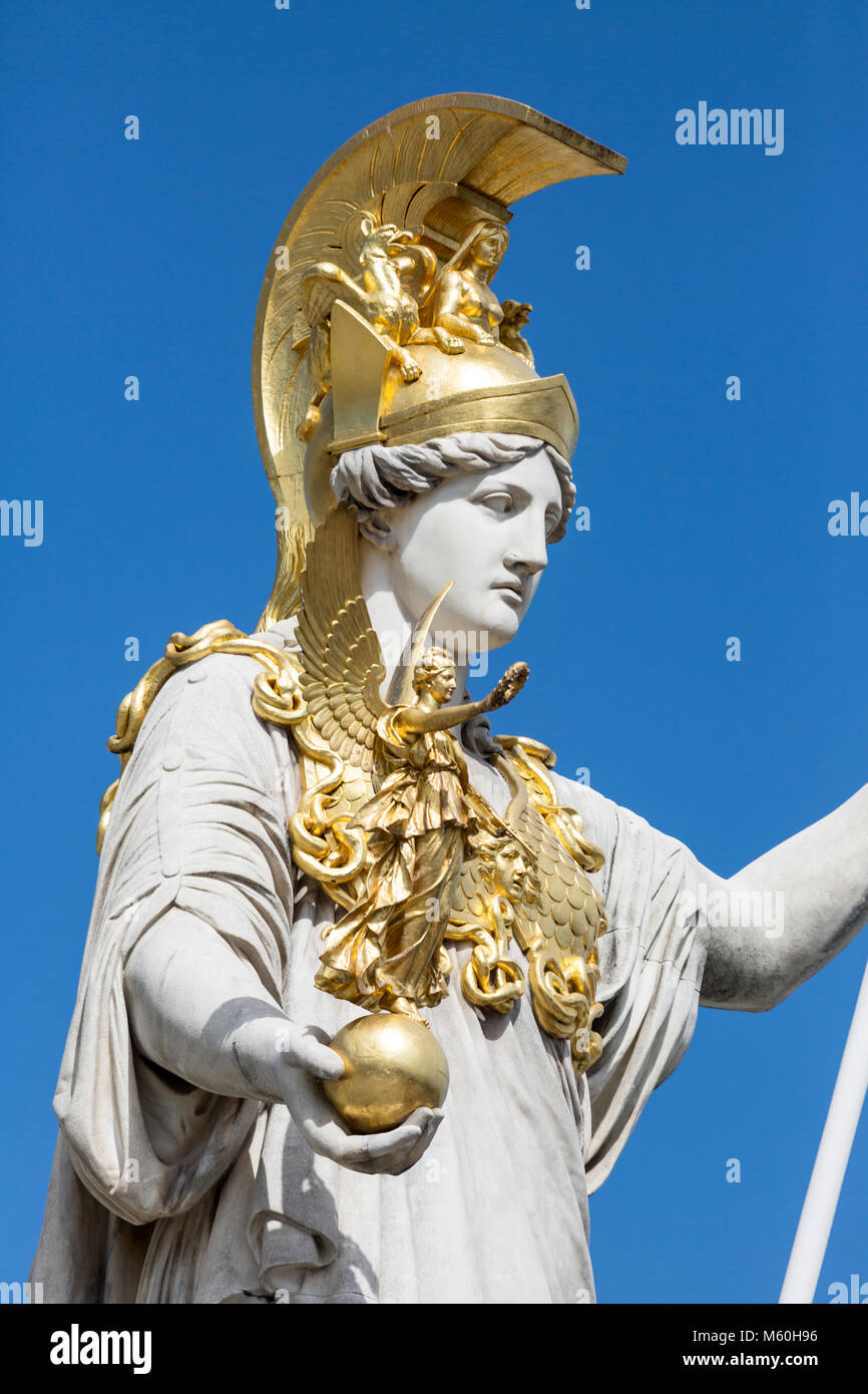 Close up dettaglio del Pallas Athena scultura al di fuori del Parlamento austriaco edificio, Ringstrasse di Vienna, Austria. Foto Stock