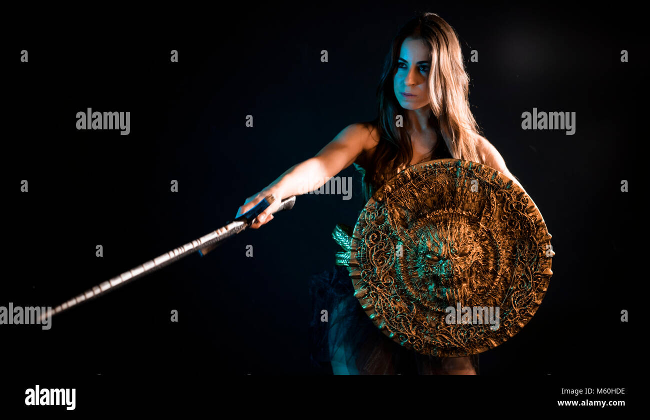 Medievale, valkyrie guerriero, donna con golden armor rivestire di ferro e grande guerriero spada Foto Stock