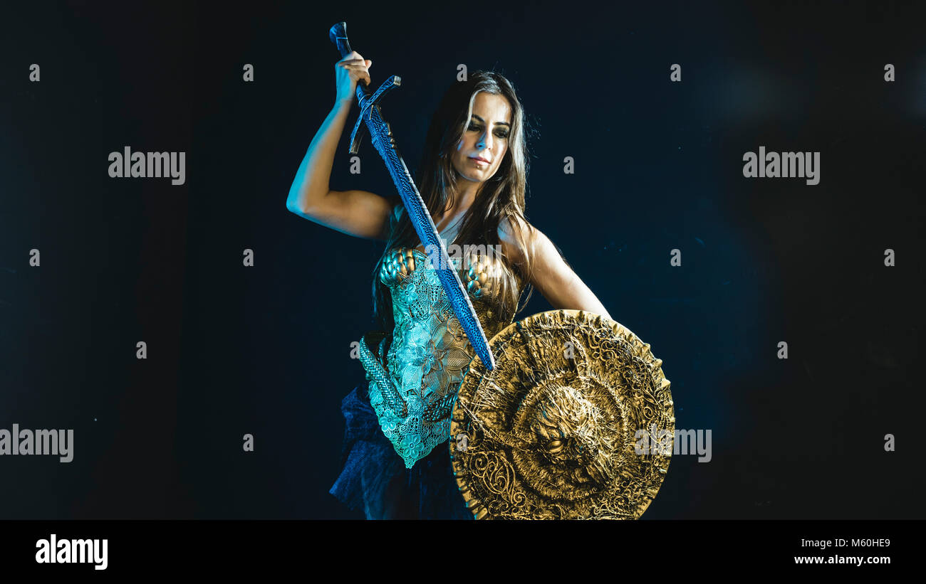 Valkyrie guerriero, donna con golden armor rivestire di ferro e grande guerriero spada Foto Stock