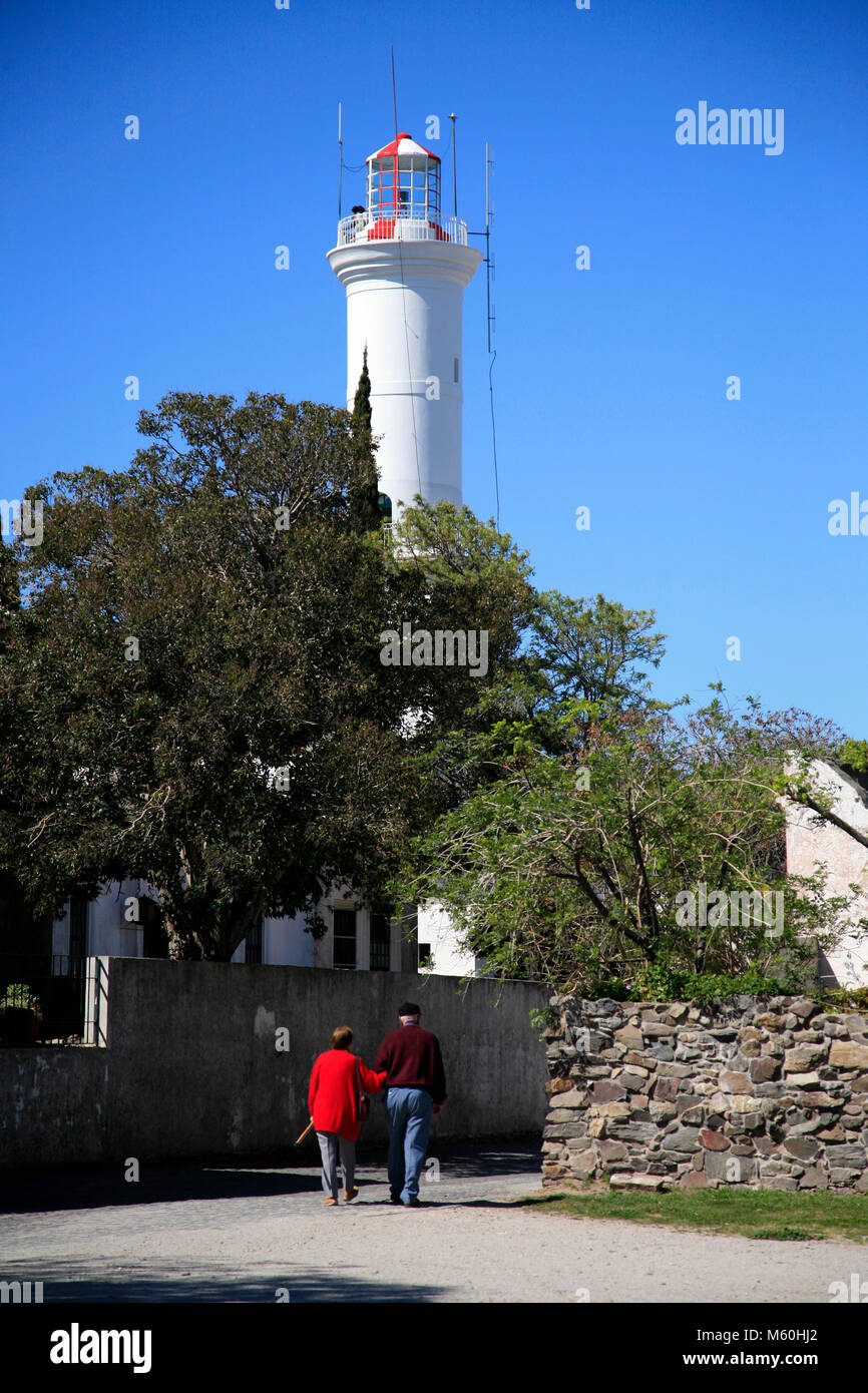 Un paio di passeggiate in fondo alla strada vicino al faro in Colonia del Sacramento, Uruguay. Foto Stock