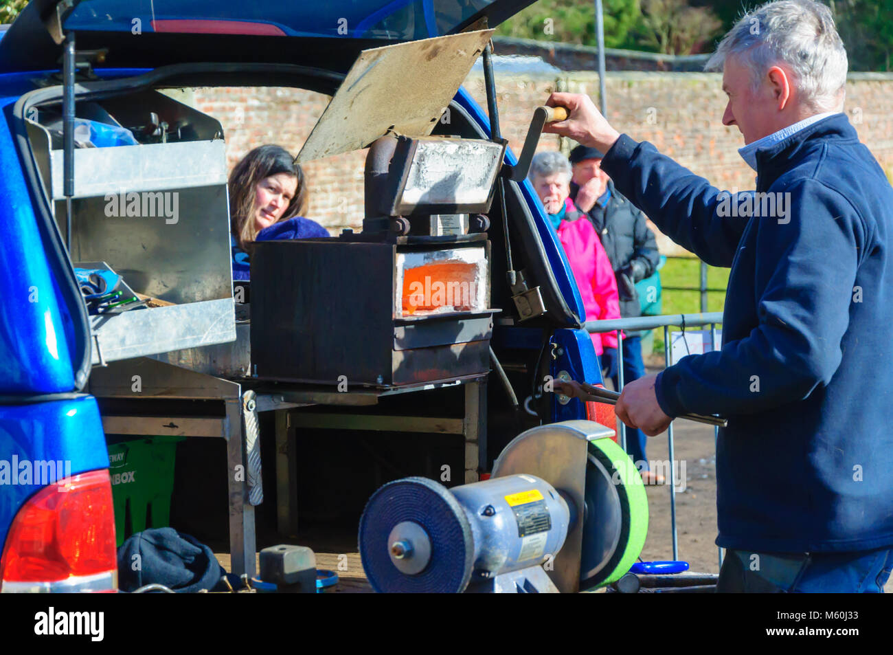 Maniscalco Allen Ferrie montaggio di nuove cavalcate per undici anni cavallo clydesdale Spencer che si erge a diciotto mani alta, in Pollok Country Park Foto Stock