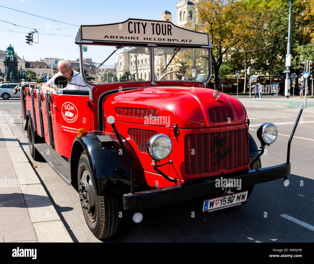 Vintage Steyr Bus Diesel utilizzato per visite guidate della città, Wien, Vienna, Austria. Foto Stock