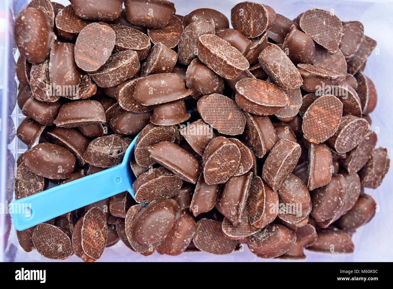 Gustose praline di cioccolato in una ciotola di prova e vendere. Foto Stock