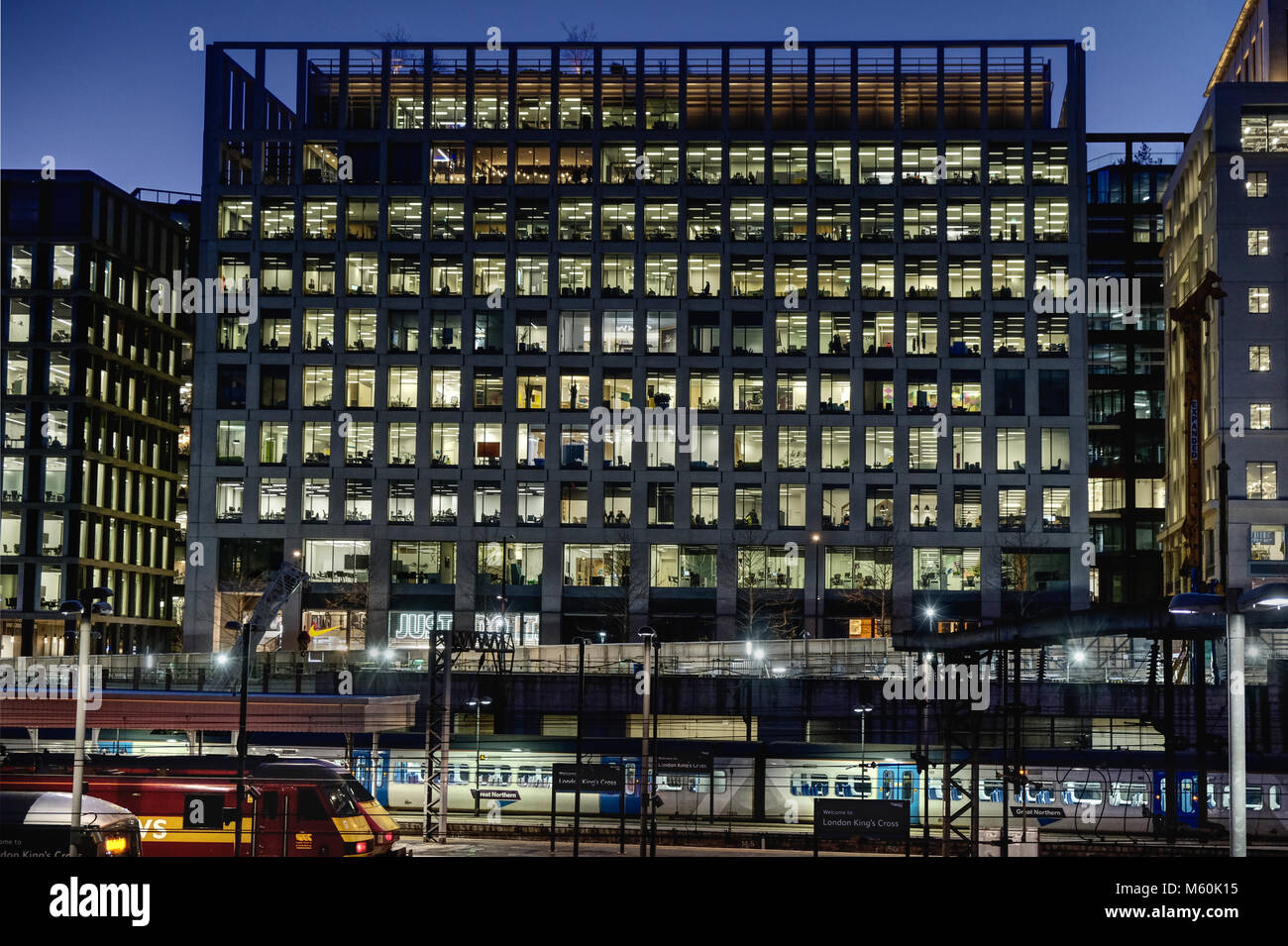 Un grande edificio per uffici di notte, King's Cross, Londra Foto Stock