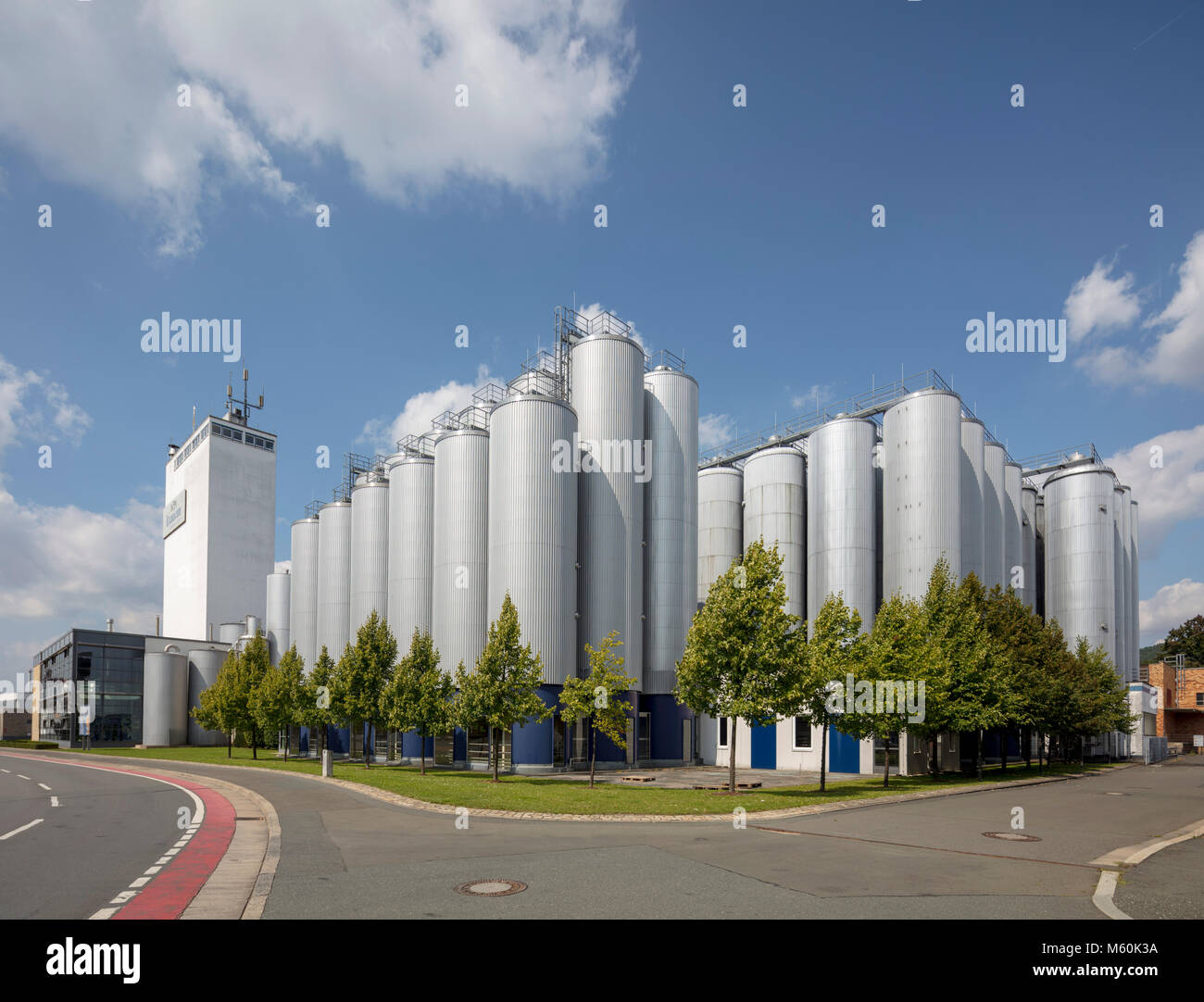 Casa della birra e i serbatoi di stoccaggio di Kulmbacher Brauerei AG in Lichtenfelser Strasse, Kulmbach, Franconia, Baviera, Germania Foto Stock