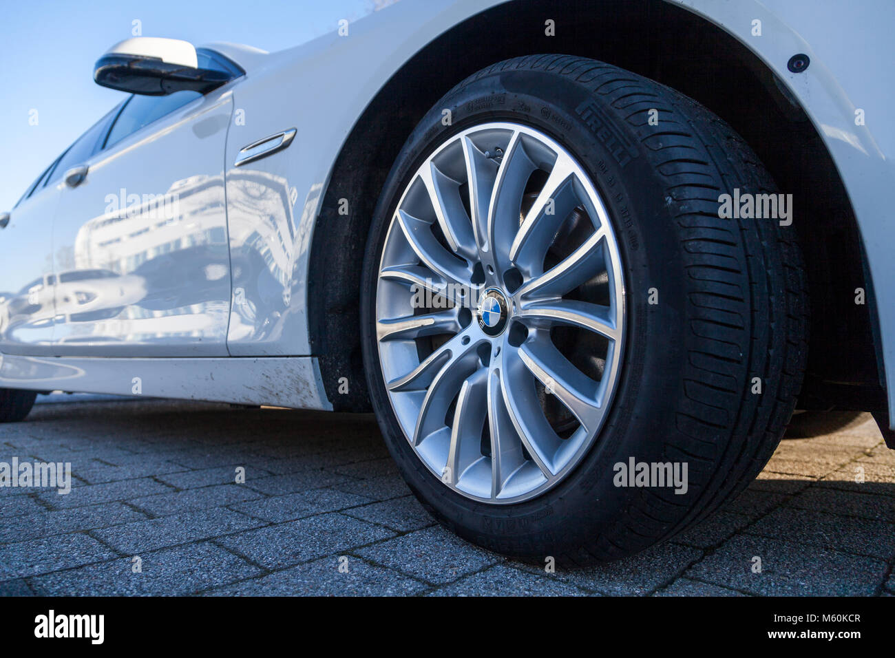 FUERTH / GERMANIA - Febbraio 25, 2018: BMW emblema su una BMW auto. La BMW è una multinazionale tedesca che attualmente produce automobili e motorcyc Foto Stock