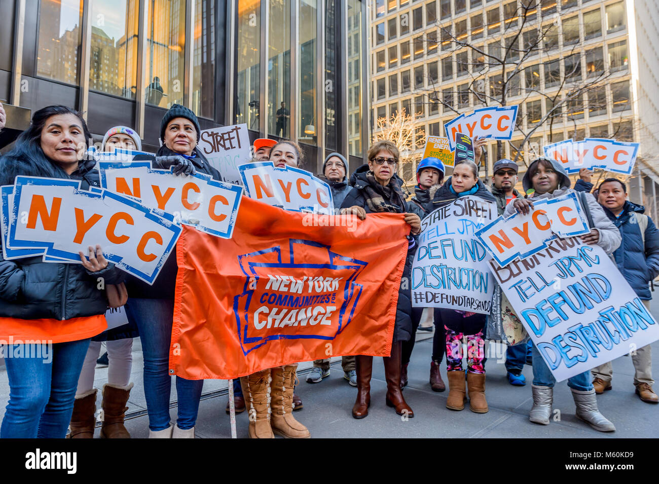 New York, Stati Uniti. Il 27 febbraio, 2018. Gli attivisti si sono stretti al di fuori di JPMorgan Chase presso la sede centrale il 27 febbraio 2018; in corrispondenza della banca annuale "Investor Day". I gruppi che vanno dalla foresta pluviale Action Network, l'American Indian comunità Casa e sane progetto energetico richiesto che la banca defund tar sands, uno dei più sporchi di combustibili fossili sul pianeta. Credito: Erik McGregor/Pacific Press/Alamy Live News Foto Stock