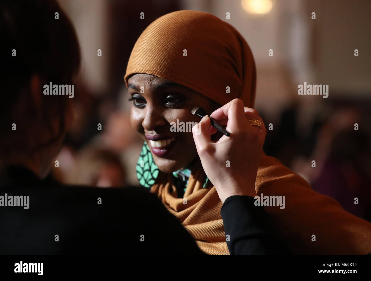 Ifrah Ahmed giocando un ruolo cameo durante le riprese al Westin Hotel a Dublino di " una ragazza da Mogadiscio', una storia vera basata sulla testimonianza di Ahmed, che avendo scampato lacerata dalla guerra in Somalia, è emerso come uno dei maggiori attivisti internazionali contro le mutilazioni genitali femminili e di altre forme di sesso in base alla violenza. Foto Stock