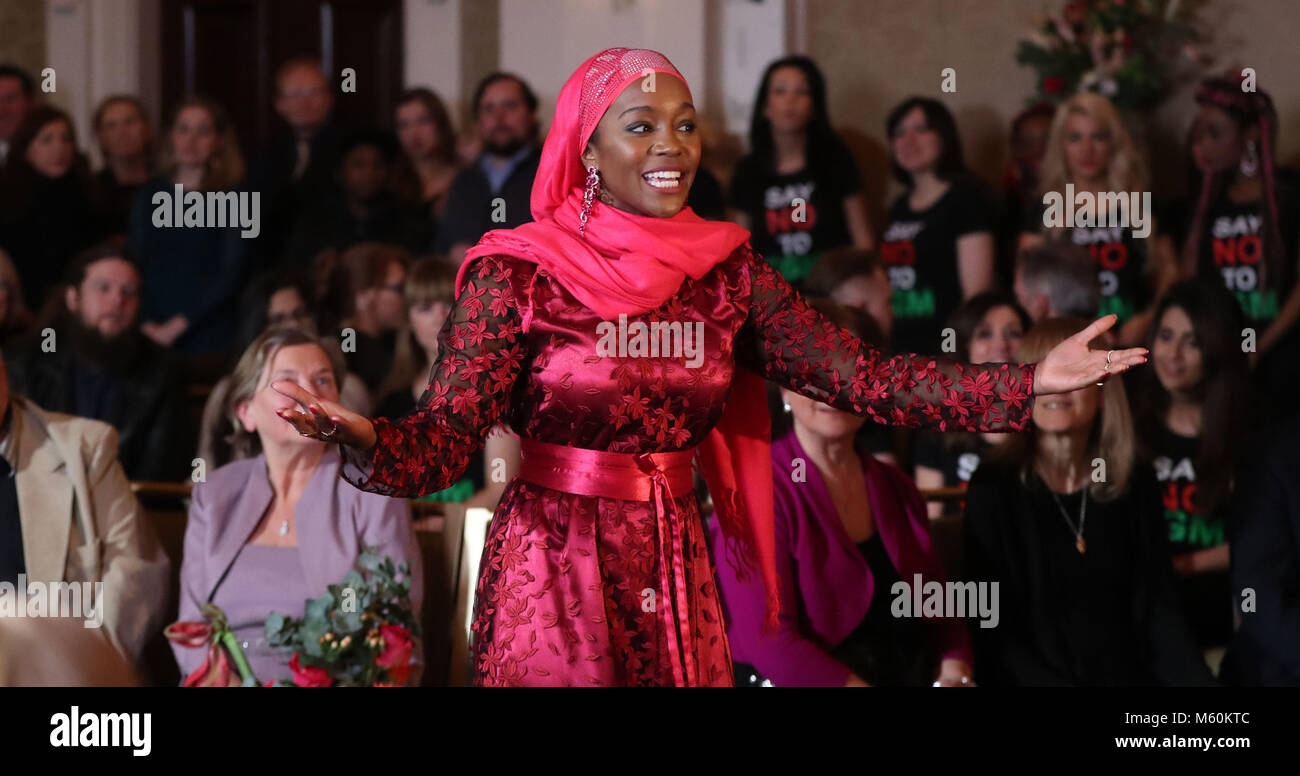 Aja Naomi re come Ifrah Ahmed durante le riprese al Westin Hotel a Dublino di " una ragazza da Mogadiscio', una storia vera basata sulla testimonianza di Ahmed, che avendo scampato lacerata dalla guerra in Somalia, è emerso come uno dei maggiori attivisti internazionali contro le mutilazioni genitali femminili e di altre forme di sesso in base alla violenza. Foto Stock