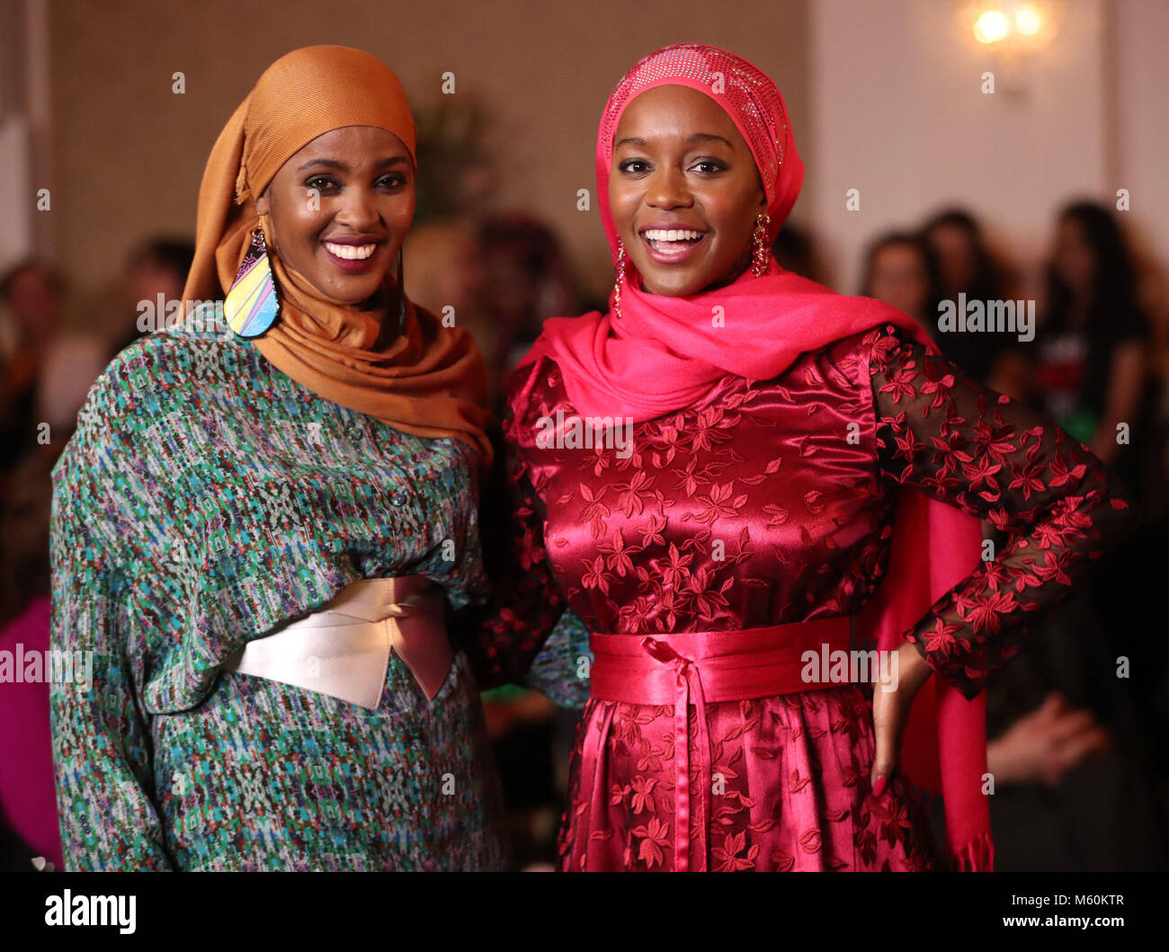 Ifrah Ahmed (sinistra) con Aja Naomi re che svolge il suo durante le riprese al Westin Hotel a Dublino di " una ragazza da Mogadiscio', una storia vera basata sulla testimonianza di Ahmed, che avendo scampato lacerata dalla guerra in Somalia, è emerso come uno dei maggiori attivisti internazionali contro le mutilazioni genitali femminili e di altre forme di sesso in base alla violenza. Foto Stock