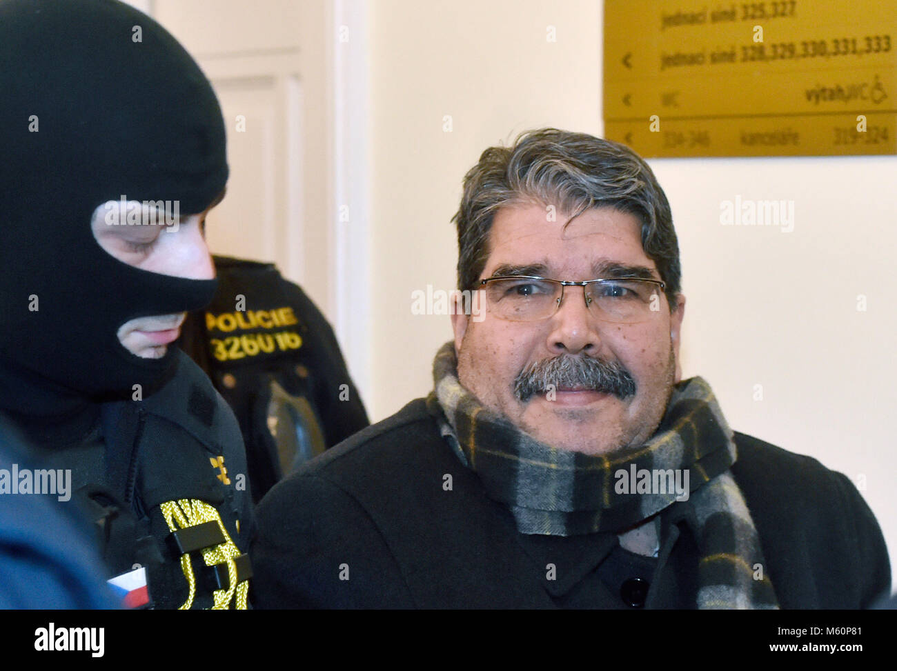 Praga, Repubblica Ceca. Il 27 febbraio, 2018. Jaroslav Pytloun, un giudice della Corte comunale a Praga, deciderà se sia il caso di prendere in custodia il leader curdo Saleh musulmana (nella foto), la cui estradizione è richiesta dalla Turchia, a Praga, Repubblica ceca, 27 febbraio 2018. Credito: Vit Simanek/CTK foto/Alamy Live News Foto Stock