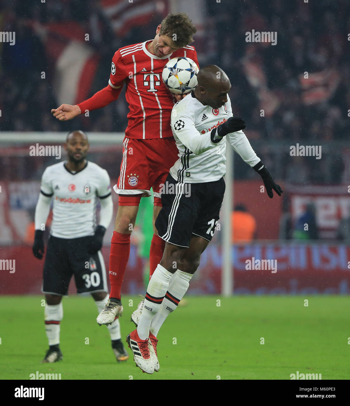 20180219, CL, FC Bayern vs Besiktas Istanbul, Allianz Arena Muenchen, Fussball Sport im Bild: Thomas Mueller (FCB) vs Atiba Hutchinson (Besiktas) *Copyright by: Philippe Ruiz Postbank Muenchen IBAN: DE91 7001 0080 0622 5428 08 Oberbrunner Strasse 2 81475 MŸnchen, Tel: 089 745 82 22, Mobil: 0177 29 39 408 ( posta: philippe ruiz@gmx.de ) Homepage: www.sportpressefoto-ruiz.de Foto Stock