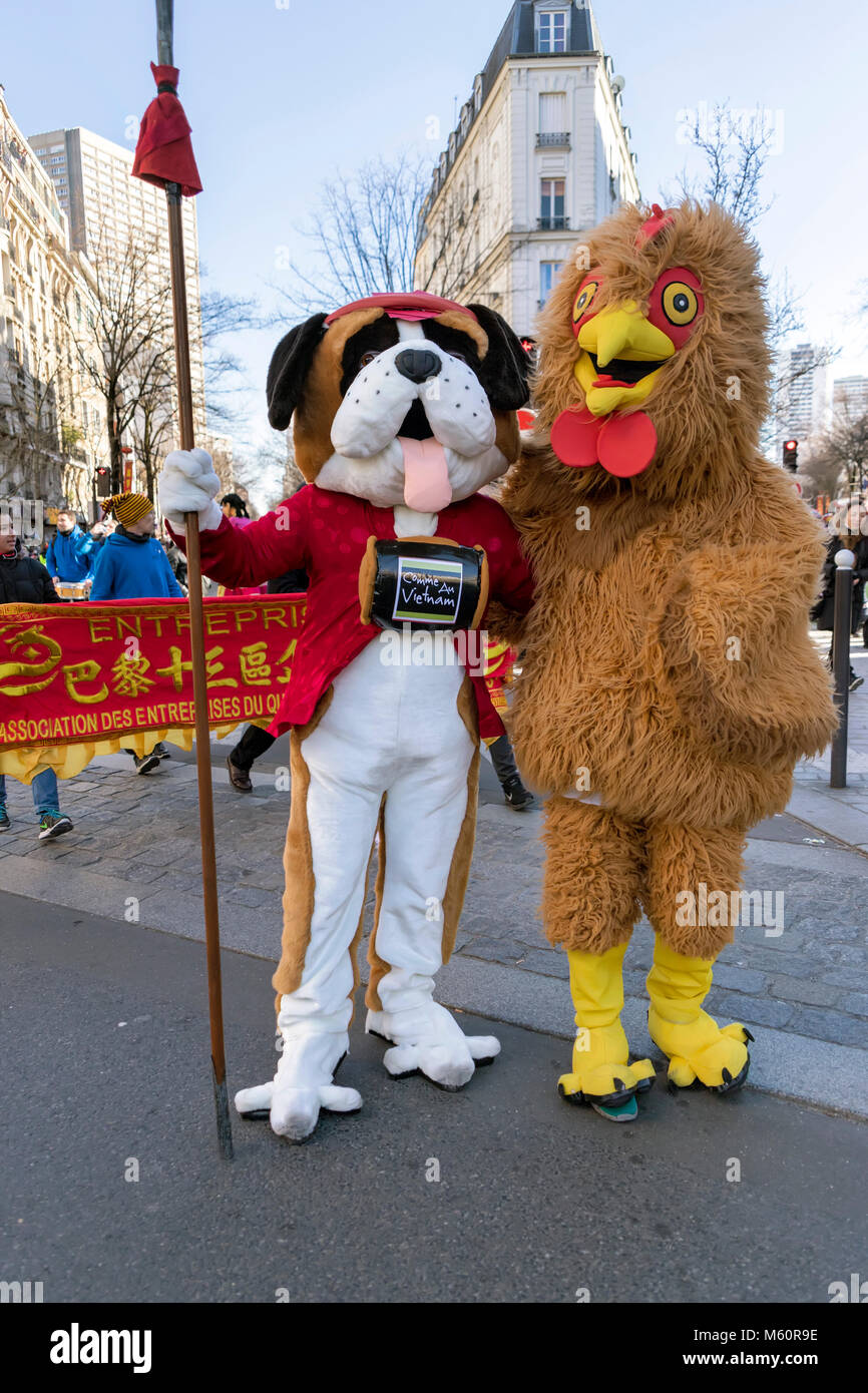 Parigi, Francia. Il 25 febbraio, 2018. Anno Nuovo Cinese parade collocato questo anno sotto il segno del cane di terra il 25 febbraio 2018 a Parigi, Francia. Credito: Bernard Menigault/Alamy Live News Foto Stock
