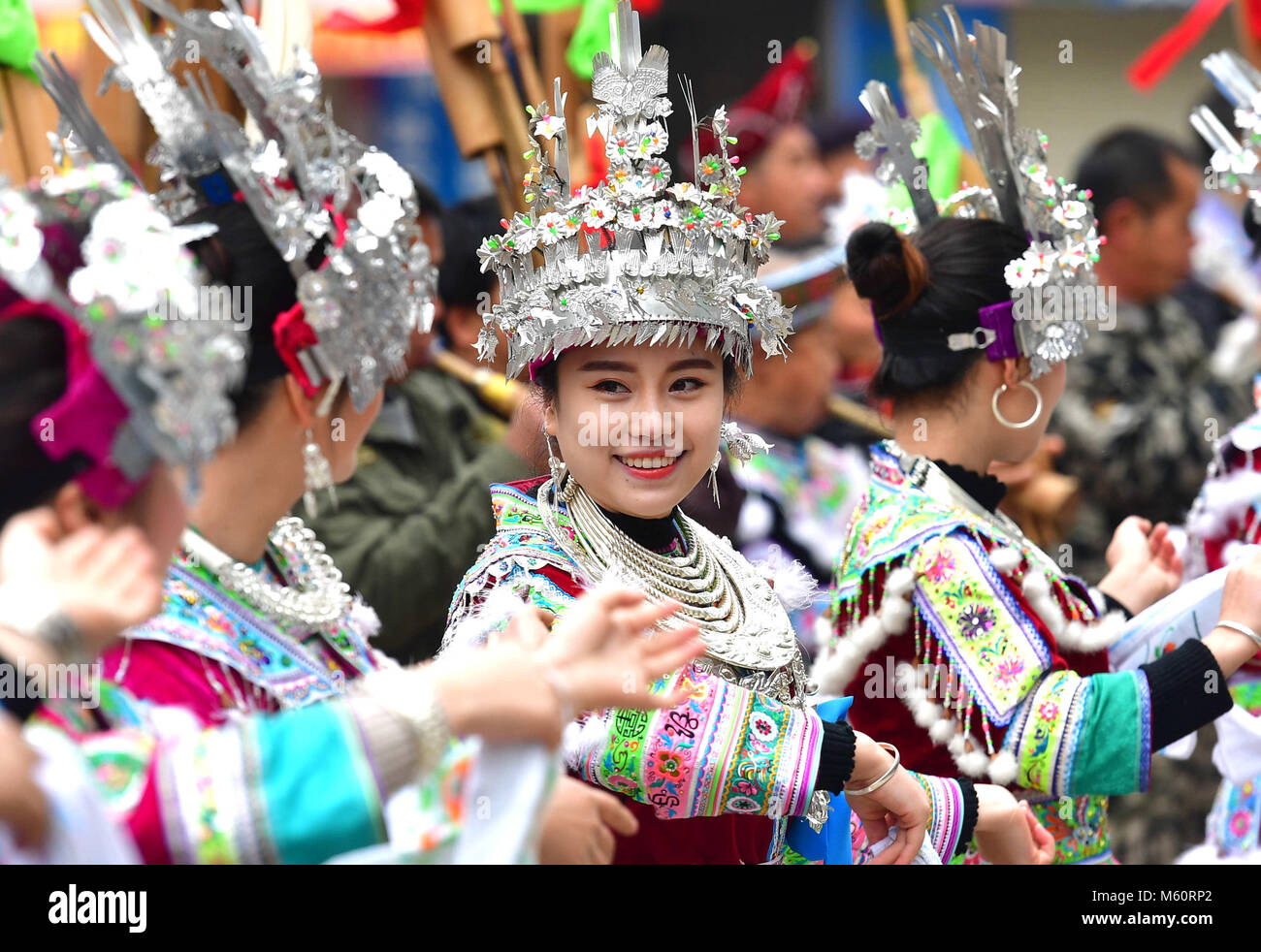 (180227) -- RONGSHUI, 27 febbraio 2018 (Xinhua) -- Le ragazze di Miao gruppo etnico ballare durante un festival lusheng in Gandong Township, Rongshui Miao contea autonoma, a sud della Cina di Guangxi Zhuang Regione autonoma, 27 febbraio 2018. Lusheng è un locale zampogna strumento a fiato. (Xinhua/Huang Xiaobang) (wyo) Foto Stock
