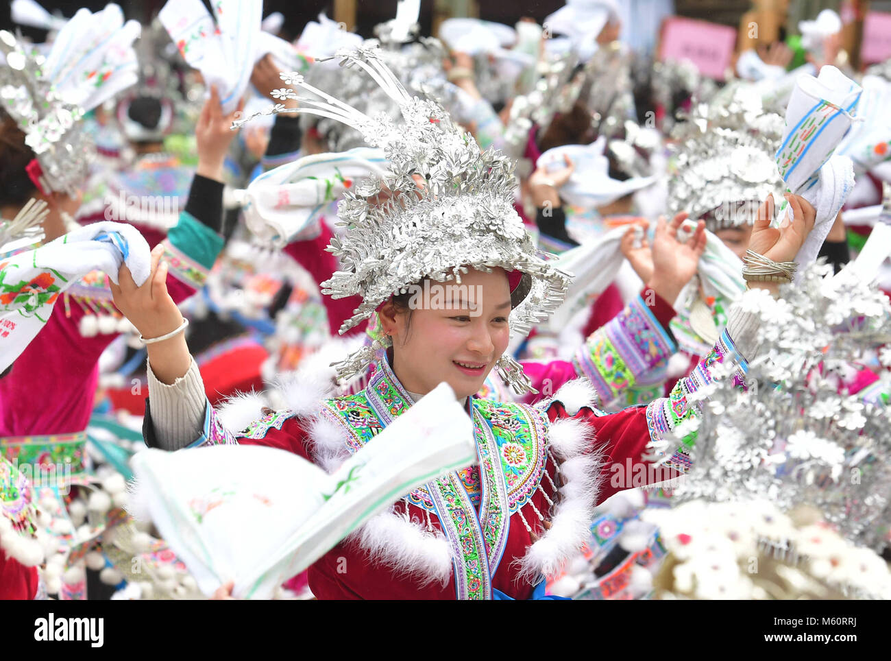 (180227) -- RONGSHUI, 27 febbraio 2018 (Xinhua) -- Le ragazze di Miao gruppo etnico ballare durante un festival lusheng in Gandong Township, Rongshui Miao contea autonoma, a sud della Cina di Guangxi Zhuang Regione autonoma, 27 febbraio 2018. Lusheng è un locale zampogna strumento a fiato. (Xinhua/Huang Xiaobang) (wyo) Foto Stock
