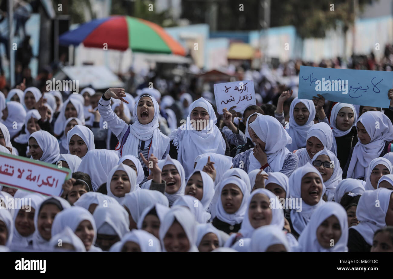 Gli studenti palestinesi delle Nazioni Unite-scuole prendere parte a una protesta contro una decisione degli Stati Uniti di tagliare gli aiuti all'Ente soccorso e lavori delle Nazioni Unite per i profughi della Palestina nel Vicino Oriente (UNRWA), in Khan Younis, sud della striscia di Gaza, 27 febbraio 2018. Foto: Wissam Nassar/dpa Foto Stock